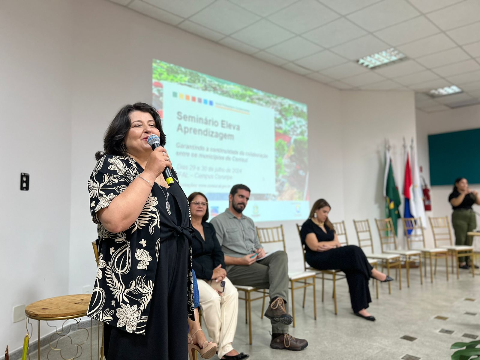 Érica Catalani, coordenadora de projetos do Cenpec, no Seminário do Programa Eleva Aprendizagem. Foto: Conisul.